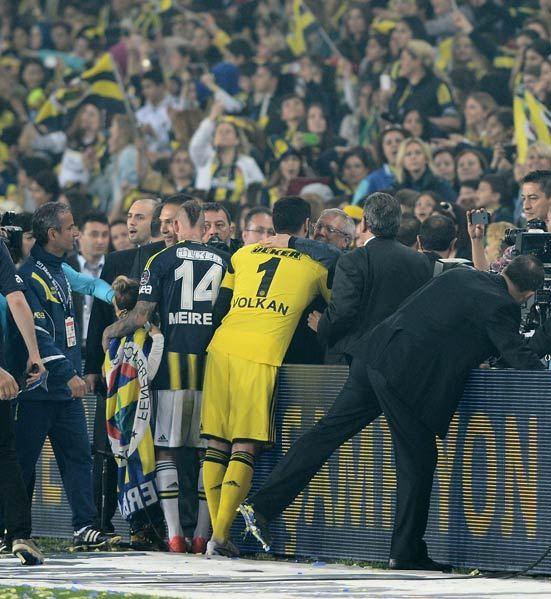 <p>Le Monde gazetesinin internet sitesinde ‘‘Avrupa Kupaları’ndan yoksun Fenerbahçe şampiyon’’ başlığıyla verilen haberde Fenerbahçe’nin sadece kadınların ve çocukların izleyebildiği maçta şampiyon olduğuna vurgu yapıldı.</p>
