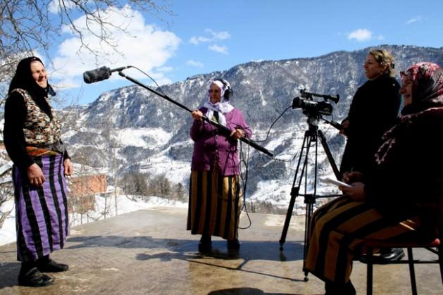 ERSEN KÜÇÜK Trabzonlu kadınlar kendi çektikleri filmde sette çalışıyor.