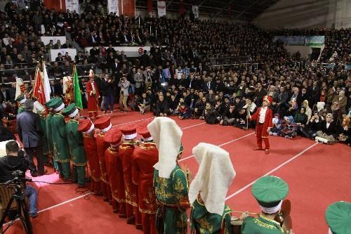 Anadolu Gençlik Derneği, yılbaşı kutlamalarına alternatif olarak 'Mekke'nin Fethi ve Kuran Ziyafeti' adlı etkinlikler düzenledi. Ülke genelinde 200'ü aşkın yerde yapılan fetih şölenine katılımlar yüksek oldu.