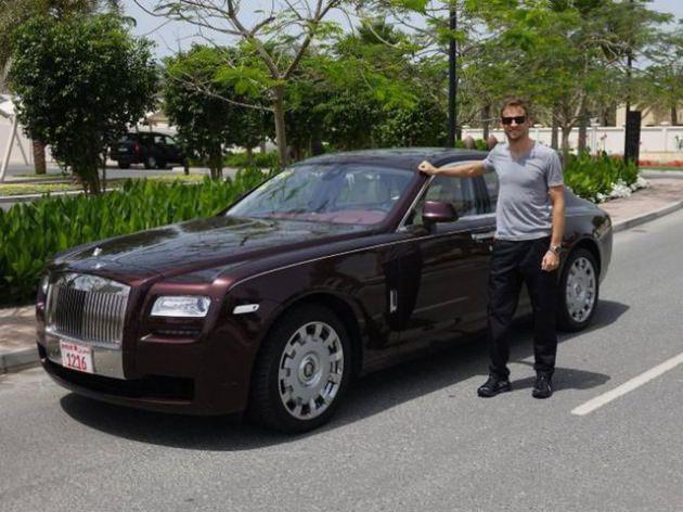 Button muhtemelen bu muhteşem Rolls-Royce'un arka koltuğunda oturarak yarışlara gelecek...