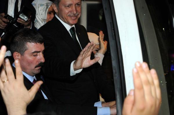 Kuzey Afrika gezisine çıkan Başbakan Erdoğan Türkiye'ye döndü. Erdoğan, Atatürk Havalimanı önünde kendisini bekleyenlere hitaben saat 02.30 sıralarında bir konuşma yaptı.