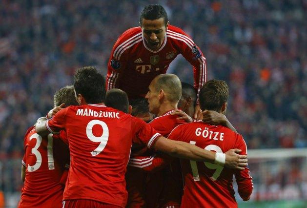 <p><strong>Bayern Münich</strong></p>
<p>Forma sponsoru Adidas'tan yıllık 22,7 milyon Euro, göğüs reklamı Deutsche Telekom'dan yıllık 30 milyon Euro kazanıyor.</p>