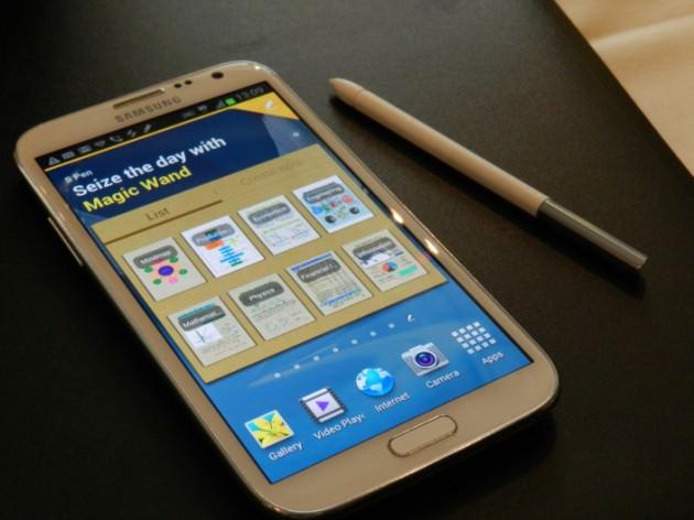 Tablet bilgisayar-akıllı telefon karışımı olarak tanımlanan Samsung Galaxy Note II, S-pen aparatıyla en pratik ve kullanışlı cihazlardan biri. Sadece 183 gr ağırlığındaki cihaz 151.1 x 80.5 x 9.4 mm boyutlarında. 5.5 inçlik Super AMOLED kapasitif dokunmatik ekran ve 720x1280 piksel HD çözünürlüğü bulunan Galaxy Note II, 1.6 GHz dört çekirdekli Cortex-A9 işlemci cw 2 GB RAM kullanıyor. Cihazın kamerası ise 8 mega piksel.