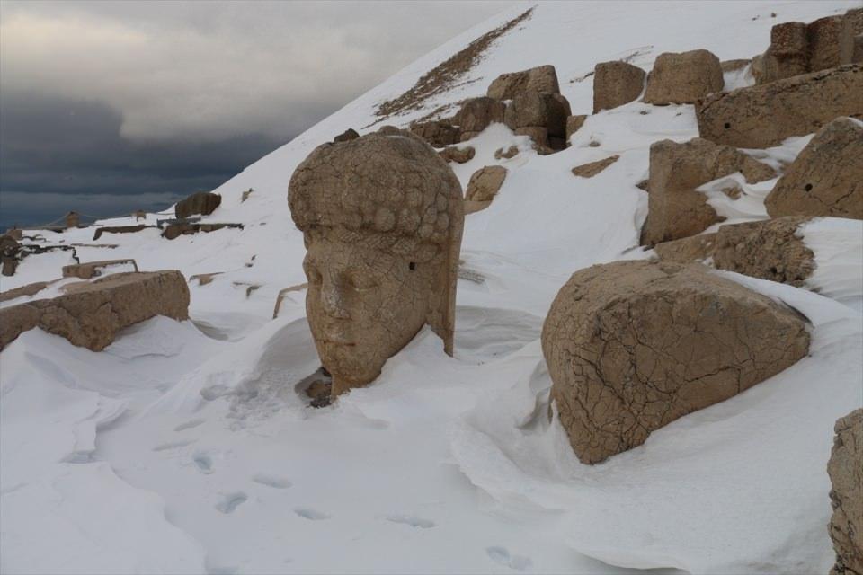 <p>Her yıl yerli ve yabancı turistlerin akınına uğrayan Nemrut Dağı, bu yıl 40 bin ziyaretçi ağırladı.</p>

<p> </p>
