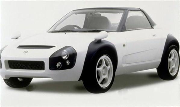 Suzuki C2 - Suzuki, spor araba kullanmanın eğlenceli olacağını gösterdi. 1997 yılında iki koltuklu ilgi uyandıran bir model ile karşımıza çıktı. C2 iyi görünmekle kalmıyor, aynı zamanda sadece 850kg ağırlığındaydı ve klasik bir ön motoru vardı. 1.6-litre V8 çift-turbo motoru 250bhp gücündeydi. Ne yazıkki hiç bir zaman piyasaya sürülme fırsatı yakalayamadı.