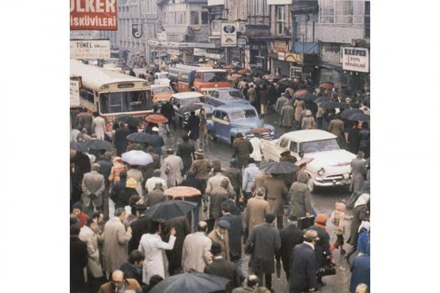 <p>1975 kışında Kadıköy'den Karaköy'e geçen yolcular işyerlerine ulaşmaya çalışıyor.</p>