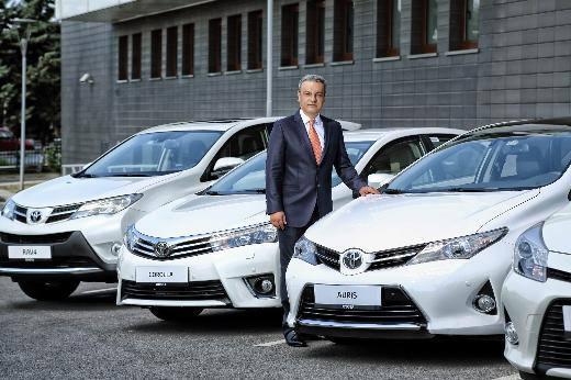 <p>SADAKAT FIRSATLARI<br />Toyota ayrıca yaş ve model farkı gözetmeksizin tüm yolllardaki Toyoto modelleri için çok özel avantajlar sağlayan ve sektördeki en kapsamlı sadakat programı olan “Forever Kart” uygulamasını başlattı. Forever Kartı olan her araç sahibi, Toyota Plazalarda yüzde 20’ye varan mekanik yedek parça, yüzde 30’a varan işçilik ve BP’de yüzde 5’e varan akaryakıt hediyesinden de yararlanacak… Eski veya yeni farketmeksizin trafikteki tüm Toyota araç sahipleri Toyota Forever Kartlarını aldıkları anda direkt olarak yüzde 2 akaryakıt hediyesi ile Toyota Forever Programına başlıyorlar. Ayrıca eski araçların üzerinde geçmişten bu yana biriken Toyota Puan tutarına göre mekanik yedek parça indirimi yüzde 20’ye, işçilik indirimi yüzde 30’a, BP akaryakıt hediyesi ise yüzde 5’e kadar çıkıyor. Forever Kart avantajları araç el değiştirse bile devam ediyor.</p>