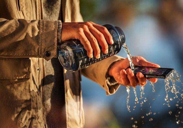 <p>Akıllı telefonunuz suya düşerse ne yapmalısınız? Garanti kapsamında olmayan bu durum karşısında telefonunuzu kurtarmak, bir dereceye kadar sizin elinizde.Telefonunuz suya düşmüşse, yüzlerce lira ödeyerek aldığınız cihazınızdan hemen ümidinizi kesmeyin! Aşağıdaki talimatları uygulayarak telefonunuzu kurtarmak mümkün olabilir:</p>