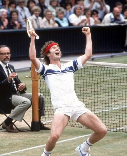 JOHN MCENROE 4 Temmuz 1981 Wimbledon Tenis Turnuvası finalinde John McEnroe, ezeli rakibi Bjorn Borg'u yenerek şampiyon olduğunda böyle sevinmişti.