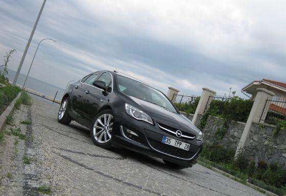 <p>Sadece benzinli motorlarda olan bu sistem sürüş karakterinize göre süspansiyon sertliklerini, otomatik olarak 4 kanallı ABS, çekiş kontrol ve ESP sistemini otomatik ayarlayarak maksimum performans da bir sürüş yaşamanıza yardımcı oluyor.</p>
