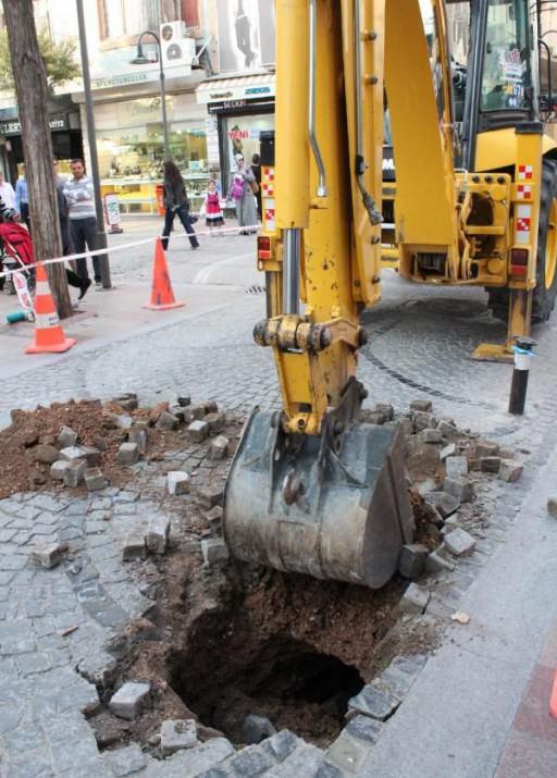 BALIKESİR'in Bandırma İlçesi'nde, kuyumcuya 2 metre uzaklıkta yol çökünce tünel kazıldığı zannedildi. Alarma geçen polis, belediye ekiplerine bölgeyi kazdırınca, yolun altındaki eski tonozun çöktüğünü belirledi.