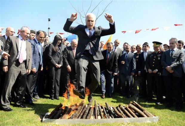 <p>Vali Mutlu, Nevruz mesajında, "Türk dünyasıyla birlikte Ortadoğu coğrafyası, Kafkaslar, Balkanlar, çok geniş bir coğrafyada bugün Nevruz kutlanıyor. Bugün, bütün bu geniş coğrafyada herkes barış, güzellikler, bereket, mutluluk, huzur için dua ediyor" dedi. İstanbul Topkapı Kültür ve Şehir Parkı’nda düzenlenen etkinliklere Vali Hüseyin Avni Mutlu, İl Kültür ve Turizm Müdürü Ahmet Emre Bilgili, başta Kuzey Kıbrıs Türk Cumhuriyeti olmak üzere Türk Cumhuriyetlerinden konsolosluk temsilcileri ve öğrenciler katıldı. Vali Mutlu bir süre kucağına aldığı bir bebeği sevdi.</p>