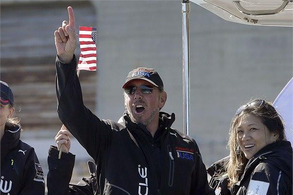 <p>Larry Ellison</p>
<p>Oracle şirketinin patronu Larry Ellison, gençlik yıllarında kendisini evlat edinen annesinin vefat etmesinin ardından, okulu bıraktı ve sekiz yıl boyunca birbirinden farklı alanlarda çalıştı. Şu anda 41 milyar dolarlık kişisel servetin sahibi.</p>