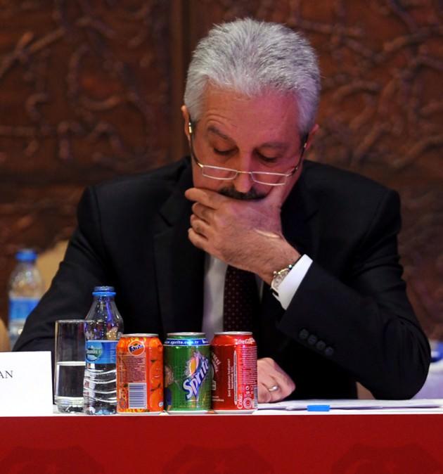 15 AĞUSTOS: TFF İLK KARARINI VERDİ ‘ŞU AŞAMADA CEZA VEREMEYİZ’: TFF Başkanı Aydınlar basının karşısına çıktı. Hazırlanan ilk Etik Kurulu raporunu inceleyen TFF Yönetimi, şike soruşturması kapsamında cezaların bu aşamada verilemeyeceğine kanaat getirdi. Bunun gerekçesinin; cezalar verilse bile savunma hakkı kapsamında bu delillerin cezalandırılan kişi ve kurumlara iddianame hakkındaki yasağın sürmesi nedeniyle gösterilemeyecek olduğu vurgulandı. Cezaların iddianame kabul edildikten sonra verilebileceği belirtildi.