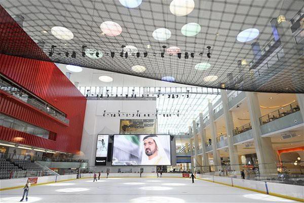<p>En büyük alışveriş merkezi 2000 kmkarelik bir alan kaplayan Dubai Alışveriş Merkezi'nin içinde dev bir akvaryum, buz pateni pisti, 120 adet restoran ve 14.000 arabalık bir otopark bulunuyor.</p>
