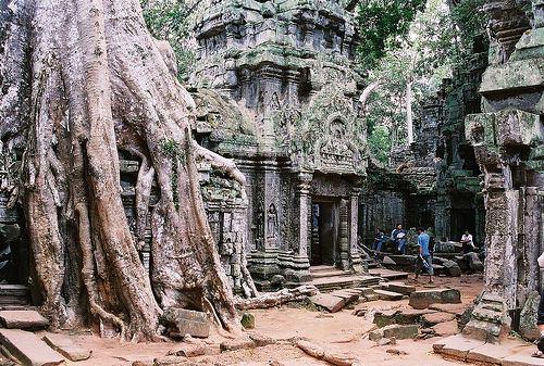 <p>Dünyanın en büyük tapınağı olan ve şehre adını veren "Angkor Vat", ülkenin en çok turist çeken yapısıdır.</p>