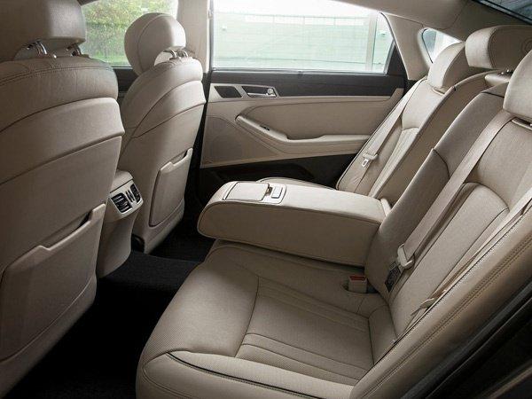 Viraj dönüş kontrol sistemi (ATCC) ile birlikte sunduğu üst düzey konfora ek olarak yeni nesil V6 ve V8 benzinli motorlarla sunulan otomobil, sırasıyla 3.0 lt, 3.3 lt, 3.8 lt ve 5.0 lt GDI versiyonlarla sahip. Güçleri 257 ile 425 beygir arasında değişen motorlar, arkadan itiş ve dört tekerlekten çekiş sistemiyle birlikte sunuluyor.
