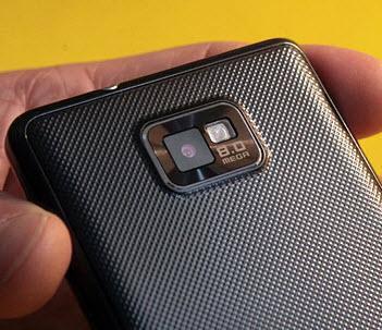 <p><strong>Megapiksel ne kadar yüksekse kamera o kadar iyi değildir</strong><br />
Hem cep telefonlarında, hem de fotoğraf makinelerinde hemen herkesin önem verdiği noktalardan biri cihazın kaç megapiksel fotoğraf çektiğidir. Megapiksel çok olunca daha kaliteli fotoğraflar çekileceğini düşünürüz. Ama bu her zaman doğru değildir.</p>
