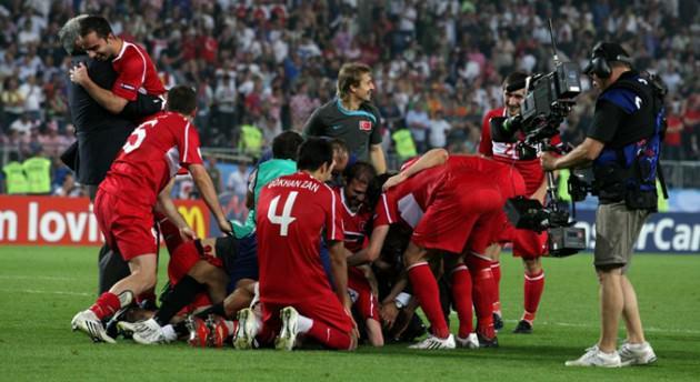 Hırvatistan 2 - 4 Türkiye:  20 Haziran 2008.. Euro 2008'de mucizevi bir şekilde çeyrek finale yükselen Türkiye; Hırvatistan ile karşılaşmış, normal süresi golsüz sona eren maçın 120. dakikasında golü yemesine rağmen, 120+2'de Semih Şentürk ile maçı penaltılara taşımayı başarmıştı.. Penaltılar sonucu rakibine 3-1, toplamda 4-2'lik üstünlük sağlayan A Milli Takımımız; yarı finale çıkmıştı.. Bu inanılmaz başarı, son dönemde hatırladığımız unutulmaz olay olarak tarih yapraklarındaki yerini almış vaziyette..
