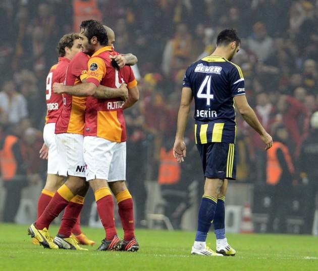 <p>Lig'in üçüncü haftasında Fenerbahçe'den devraldığı koltuğu bırakmayan Galatasaray, geçen sezonun ilk yarısında olduğu gibi derbileri kaybetmedi. Beşiktaş ve Trabzonspor ile berabere kalan Galatasaray ezeli rakibi Fenerbahçe ile Türk Telekom Arena'da oynan maçı 2-1 kazandı.</p>