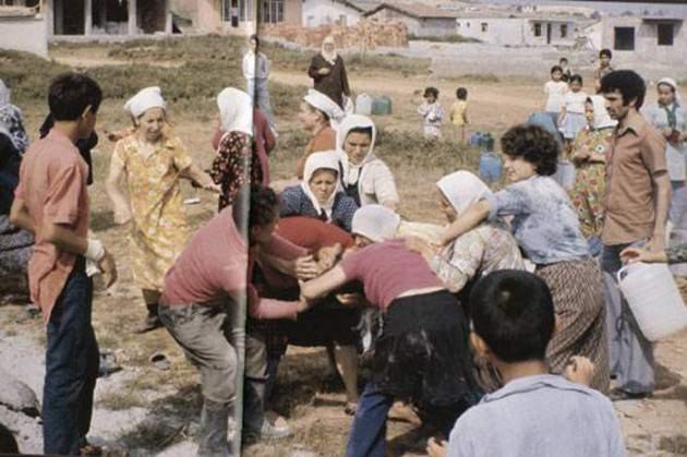 <p>1975 yılının Kadıköy Örnektepe'sinde mahalleli bir kova su için saç saça baş başa birbirine girdi.</p>