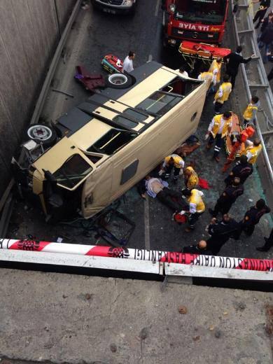 İstanbul Güngören'de bir yolcu minibüsü üst geçitten uçtu. Kazada 2 kişi hayatını kaybetti, çok sayıda yaralı olduğu öğrenildi.