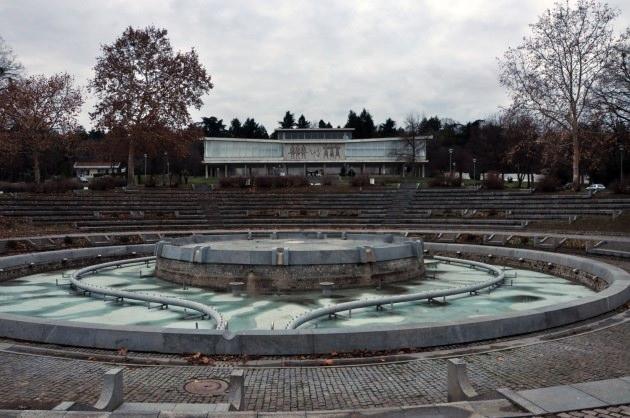 <p>Belgrad'da ilk durağımız Yugoslavya Tarihi Müzesi ve Mareşal Tito'nun anıt kabri. Osmanlı'dan kalma Topçular Bayırı deniliyor buraya. Bu bölge tepe olduğu için Osmanlı, kuşatmalarında bu tepeyi kullanmış. </p>
