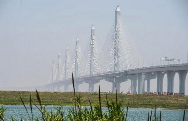 Dünyanın en uzun ve geniş asma köprüsünün inşaatı Çin’in Shaoxing kentinde tamamlandı.