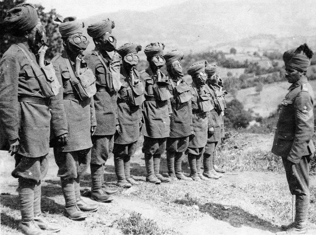 <p>15. Selanik'teki Hindistan askerleri gaz maskeleri ile eğitimde</p>