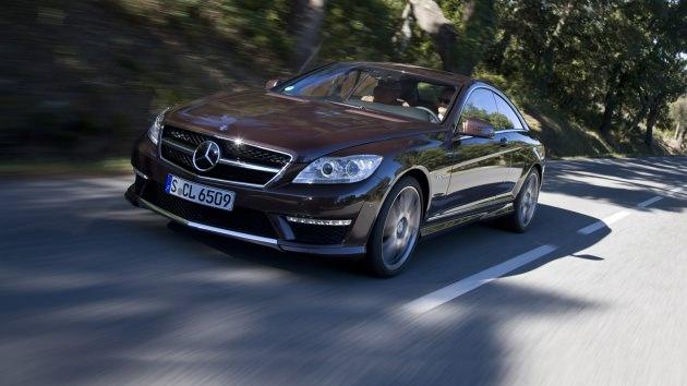 <p><strong>10. Mercedes-Benz CL65 AMG Coupe</strong><br /><br />Mercedes-Benz'in CL65 AMG Coupe modelinde 621 beygir, 6.0 litre hacimli, çift turbolu V-12 motor bulunmakta. 100 km/saat hıza yaklaşık 4.3 saniyede ulaşmakta. Maksimum hızı yaklaşık 299 km/saat olan bu araç kullanıcılarına yüksek hızları Mercedes konforunda yaşatıyor. Tabi bu iki özelliği bir arada yaşamanın da bir maliyeti olarak Avrupa'da 215.000$ dan başlayan fiyatlarla satışa sunuldu.</p>