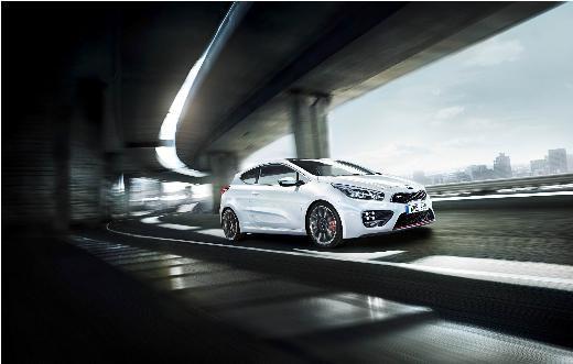 <p>Kia: pro-ceed Çelik Motor, ilk çeyrekte Kia cee’d modelinin sportif yüzü pro_cee’d’i Avrupa ile aynı zamanda satışa sundu. Böylece Kia cee’d ürün gamı tamamlanmış oldu. Kia, 2013 yılı genelinde ise Sportage, cee’d ve Rio modellerine yoğunlaşacak. 2012’yi 13 bin adetlik satışla kapatan Kia, bu yıl 14-15 bin adede ulaşmayı planlıyor.</p>
