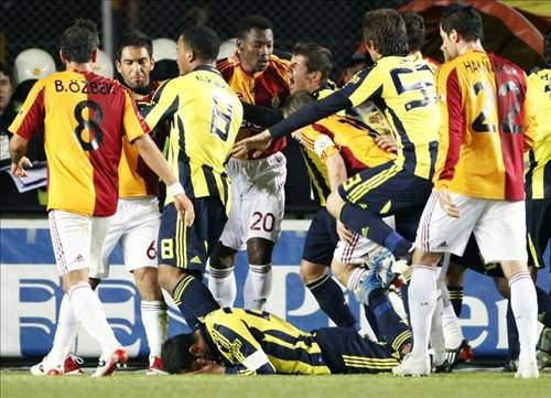 18- Fenerbahçe 2 Galatasaray 1 -- 29 Şubat 2004 -- Garip bir sezondu, en başta Fenerbahçe'nin fazla bir iddiası bile yoktu. Ta ki Beşiktaş, Samsunspor maçında beş kırmızı kartla sarsılıp, irtifa kaybetme başlayana kadar...