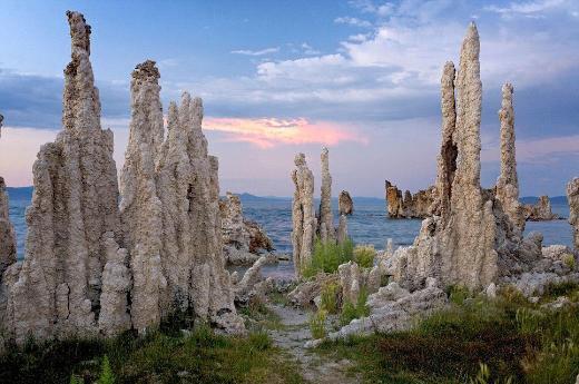 Tufa Tepeleri (Mono Gölü, Sierra Nevada, ABD) Mono Gölü bir kapalı havza, yani su girebiliyor ancak çıkamıyor. Suyun buradan çıkmasının tek yolu kaynaması.