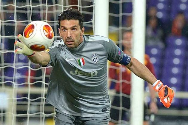 Futbolda 30 yaşını geçen futbolculara artık şüpheyle bakılmaya başlanır. 35’ten sonra ise aktif futbol hayatını sürdürmek çok az ismin becerebildiği bir iştir. France Football dergisi bu yaş dilimi içinden futbolcuların en iyilerini belirleyen bir çalışmaya imza attı. 35 yaş ve üstündeki oyunculardan Dünya 11’i oluşturulurken, Galatasaray’ın yıldız forveti de bu listede kendisine yer buldu.  İşte o 11  Buffon (Juventus, 36)