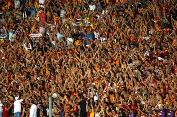 <p>Son zamanlarda oynanan maçlardaki atmosferler de durumun değişmediğini gösteriyor. Drogba ve Sneijder TT Arena'da oyuncularını olabildiğince sahiplenen sarı kırmızılı taraftarların son derece sıcak karşılamasına şahit oldu. Terry'nin de buna benzer sıcak bir karşılama göreceinden şüphemiz yok.</p>