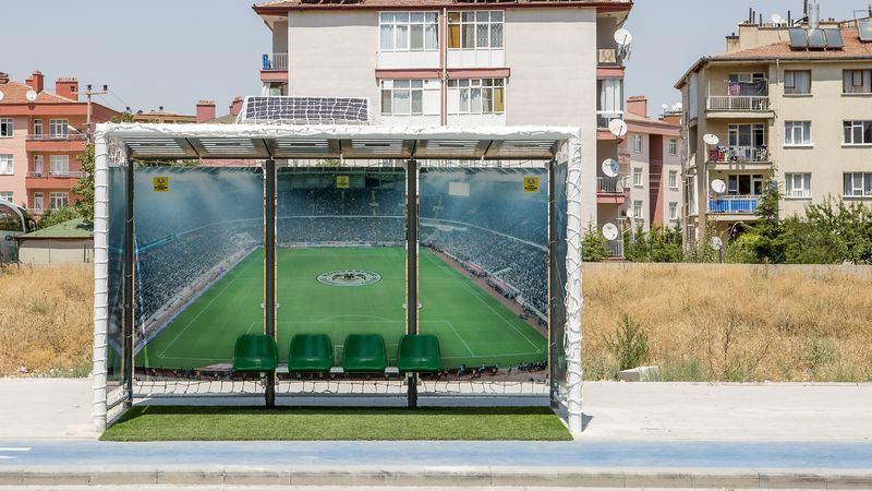 <p>Durağın zemininde ve ön kısmında, bütünlüğü koruması amacıyla suni çim, dışında ise 7 milimetre kalınlığında orijinal kale filesi kullanıldı. </p>