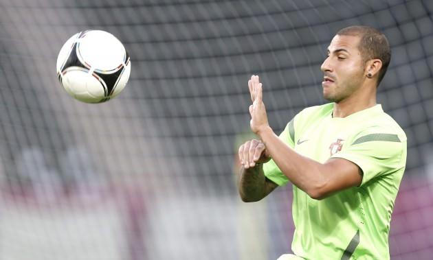 <p>QUARESMA DA HABER BEKLİYOR<br />Sarı-Kırmızılı ekibin kanat oyuncusu adaylarından biri olan Ricardo Quaresma, transferin gerçekleşmesi için haber bekliyor. (FANATİK)</p>