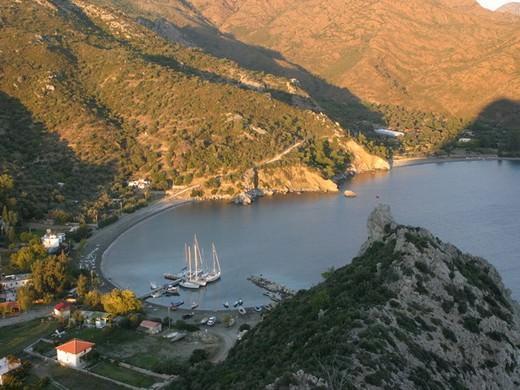 Doğada sessiz bir tatil: Datça merkeze 25 km. uzaklıktaki Palamutbükü'nde denize girebilir, şeffaf sularında balık avlayabilir ve yakın yerlere tekne turuna çıkabilirsiniz. Sit alanı olarak belirlenen köy, denizi ve doğayı sevenler için iyi bir tatil imkanı sunuyor