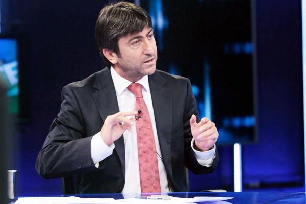 RIDVAN DİLMEN (SABAH): "KUSURSUZ" - Yolun açık olsun Fenerbahçe İtalyan futbolunun önemli takımı Lazio. Oyuna sonradan giren oyuncusu Klose gibi çok kaliteli bir golcü... İtalya Kupası'nda Çizme'nin devlerinden Juventus'u eleyerek finale kalmış. Şampiyonluk yarışından kopmuş olduğu için UEFA Avrupa Ligi'ne tam konsantre. Sıfır pozisyon Lazio'nun, İki gol, iki direk ve şut yağmuru ise Fenerbahçe'nin. Hakkikaten Fenerbahçe takımı, dün akşam muhteşem bir performans sergiledi. Sarı lacivertli futbolcular, top rakipteyken de çok iyiydi, kendilerine geçince de çok iyi. Takımın tamamı çok iyi ve kusursuz oynadı. Oyuna sonradan girenler de dahil. Özellikle Mehmet Topal, Meireles Cristian üçlüsü çok iyi oynadılar.