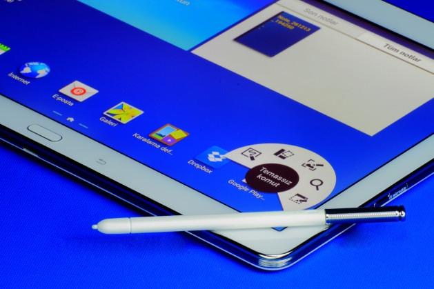 <p><strong>S-PEN</strong><br />Samsung'un tasarım, yazılım ve donanımıyla yenilenen yeni tabletinde S-Pen'den bahsetmemek mümkün değil. Ne de olsa S-Pen'de yeni tasarıma kendisini uyarlamış durumda. S-Pen'i istediğiniz kenarından yuvasına yerleştirebiliyor, metal sapı sayesinde kolaylıkla yerinden çıkarabiliyorsunuz. S-Pen'in ekranın sağ, üst kenarında yer almasına da erişmesini çok daha kolay kılıyor.<br /><br /></p>
<p>S-Pen'i çıkarttığınız zaman, Temassız Konut menüsü otomatik olarak açılıyor. Kalem elinizdeyken bu menüyü açmak isterseniz, imleci ekrana tutarak kalemin üzerindeki tuşa basılı tutun.</p>
<p> </p>