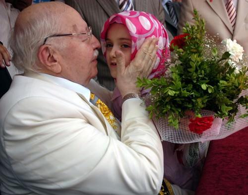 <p>1969 yılında TOBB başkanlığına seçilen Erbakan, hükümetin seçimleri iptal etmesi nedeniyle başkanlıktan ayrılmak zorunda kaldı. Aynı yıl içinde Konya'dan bağımsız milletvekili olarak seçilerek siyasete girdi.</p>
