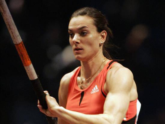 YELENA ISINBAYEVA Rus sırıkçıya Dişi Bubka denmesi bir tesadüf değil. Antrenör değişikliği üzerine yaşadığı sıkıntıların ardından yeniden o şampiyon havasına büründü. Dünya rekoru kırmak, şampiyon olmak onun işi. Atina ve Pekin’den sonra Londra’da da Olimpiyat şampiyonu olmak istiyor. Son form durumu gösteriyor ki Isinbayeva’yı şampiyonluktan sadece bir sakatlık alıkoyabilir. Rakiplerinden çok sonra müsabakaya başlamasıyla ve ilginç konsantrasyon tekniğiyle Isinbayeva’nın her hali izlemeye değer.