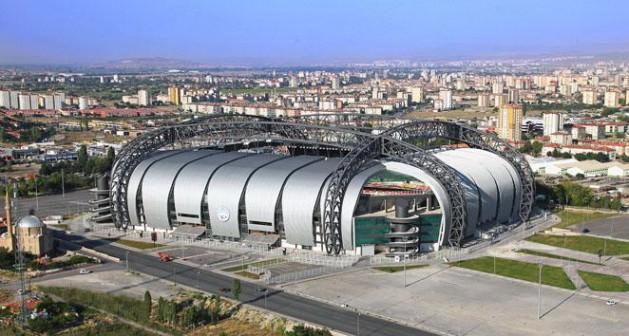 <p>İlginç mimarisi ile dikkat çeken stadyumun kapasitesi ise 32.864.</p>