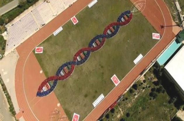 <p>DNA sarmalı rekor denemesi: Hacettepe Üniversitesi Biyoloji Bölümü'nün organizasyonuyla, DNA'nın keşfinin 60. yılı dolayısıyla gerçekleştirilen denemede 3 bin 34 kişiyle rekor kırıldı. Rekor denemesinde öğrencilerin yanı sıra öğretim üyeleri, aşçılar ve güvenlik görevlileri de yer aldı. Rekor daha önce 2011'de 2 bin 640 kişinin katılımıyla ABD'de kırılmıştı.</p>