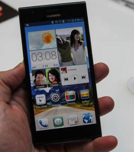Çinli telefon üreticisi Huawei’in "Dünyanın en hızlı akıllı telefonu" olarak lanse ettiği Huawei Ascend P2'nin en önemli özelliklerinden biri ulaştığı internet hızı. Şirkete göre LTE destekli Ascend P2, 150 Mbps hızında internete bağlanabiliyor. Bu rakam diğer telefonlarda 100 Mbps'de kalıyor. Elbette bu bağlantı hızı operatörün desteklediği bağlantı hızıyla da doğru orantılı.