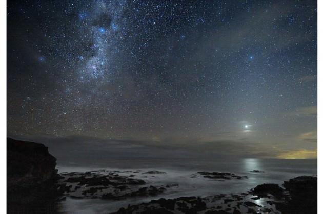 Fotoğrafçı Alex Cherney, Avustralya'nın güneyinde, sıradan bir dijital fotoğraf makinesi kullanarak insanlar tarafından görülen gökyüzünü daha fazla ışık sağlayan uzun pozlama kullanarak çekti. Gökyüzünün ışığı dışında başka ışık olmayan bölgede 30 saniyelik pozlamalar yaparak bu görüntüleri yakaladı.