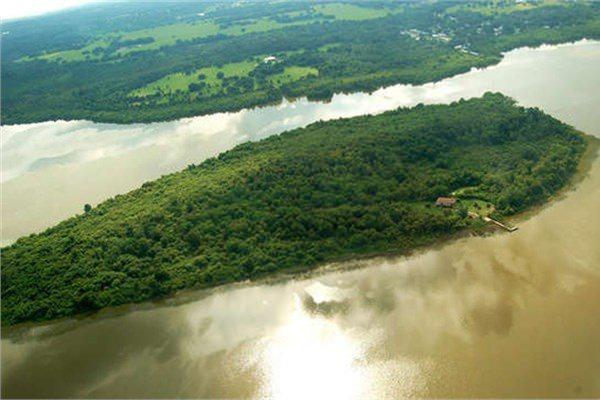 <p>Bird Adası</p>
<p>Florida'da yer alan ada 202 d&ouml;n&uuml;m. 250 bin dolara alıcı bekliyor.</p>