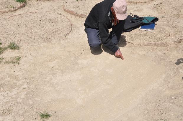 Urartucayı yazmayı ve okumayı 20 yılda öğrendiğini söyleyip, "Zor olduğu için kimse öğrenmek istemiyor o yüzden ben de dilin devamlılığı için kendi oğluma öğrettim" diyor ve başlıyor Urartuca yazarak kaleyi anlatmaya.