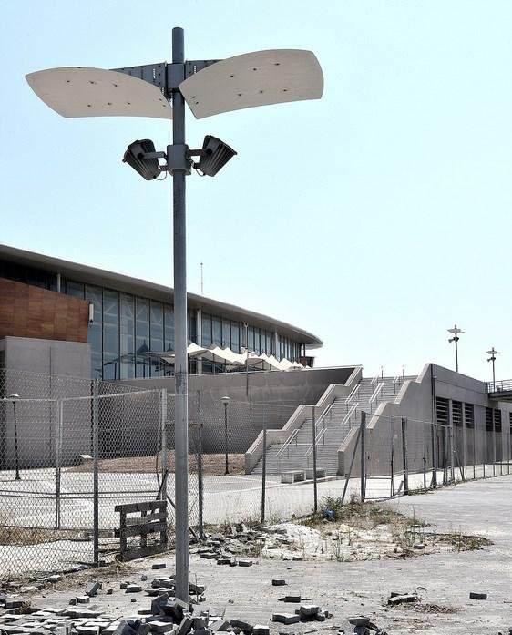 <p>2004 yılında Yunanistan'da düzenlenen olimpiyat oyunları için yapılan tesislerin şimdiki hali görenleri şaşkına çeviriyor. 9 milyar euro harcanan tesisler artık kullanılamaz halde.</p>