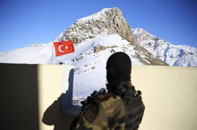 <p>İl Emniyet Müdürlüğündeki 500'ü aşkın özel harekat polisinden bazıları terör olaylarının yaşandığı Yüksekova'da görev yapıyor, bir bölümü de "kale" görünümlü güvenlik noktalarında nöbet bekliyor.</p>